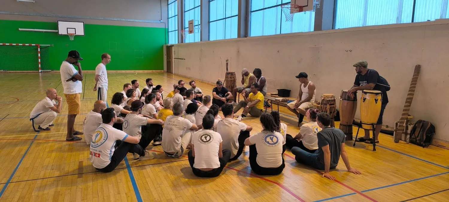 Le groupe écoute un atelier de musique autour des percussions
