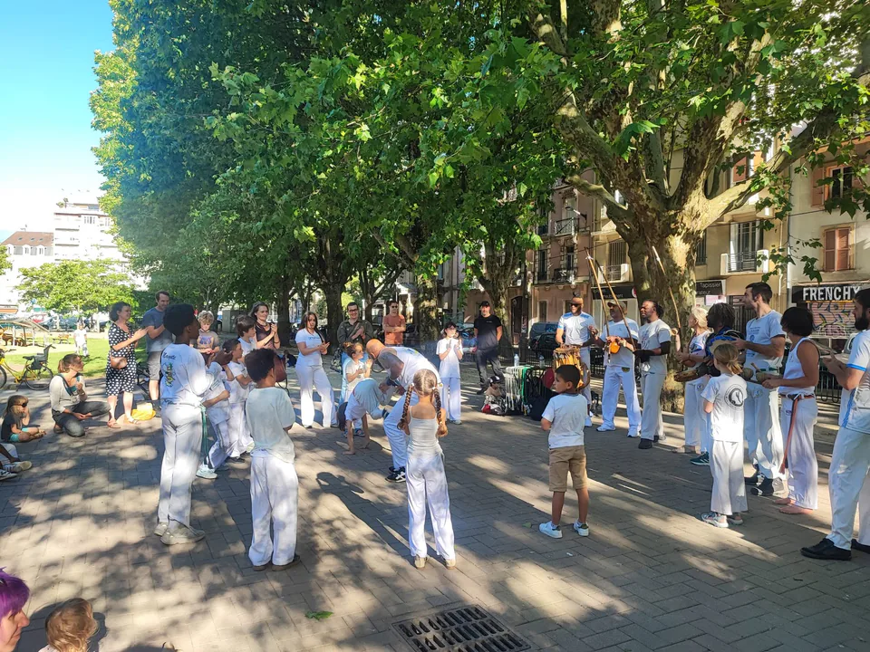 Une roda d’enfants et d’adultes à l’ombre des arbres à Grenoble