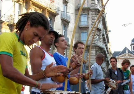 Músicos tocando el berimbau en una calle de Grenoble.